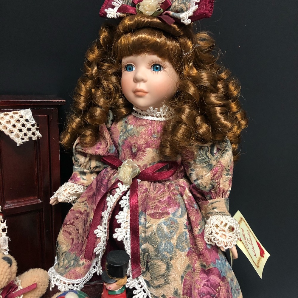 ❌SOLD❌. Collection doll - Picture 2 of 5